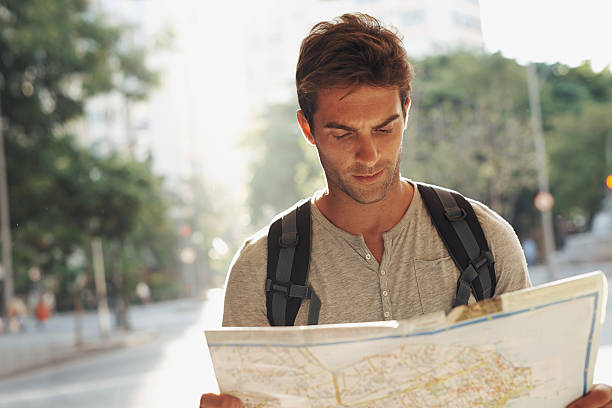 creo que si has recibido un mapa en mi lengua - tourist map men holding fotografías e imágenes de stock