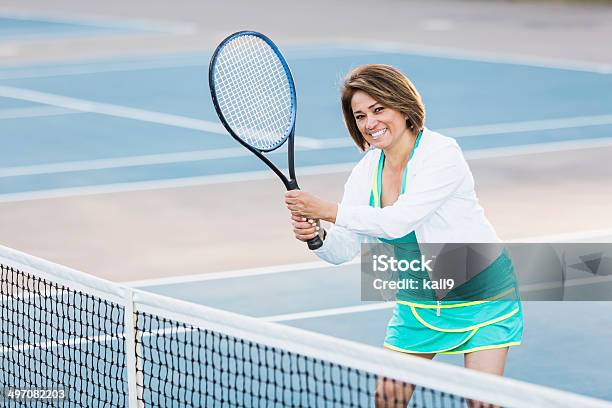 Латиноамериканцы Женщина Играть В Теннис — стоковые фотографии и другие картинки Теннис - Теннис, Латиноамериканская и испанская этническая группа, Женщины
