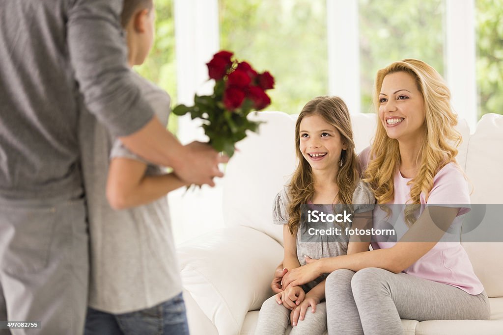 Red roses para la madre e hija - Foto de stock de Dar libre de derechos