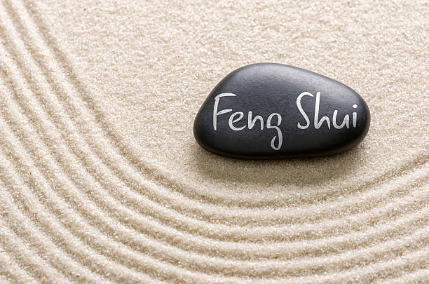piedras negras con inscripción feng shui - fengshui fotografías e imágenes de stock