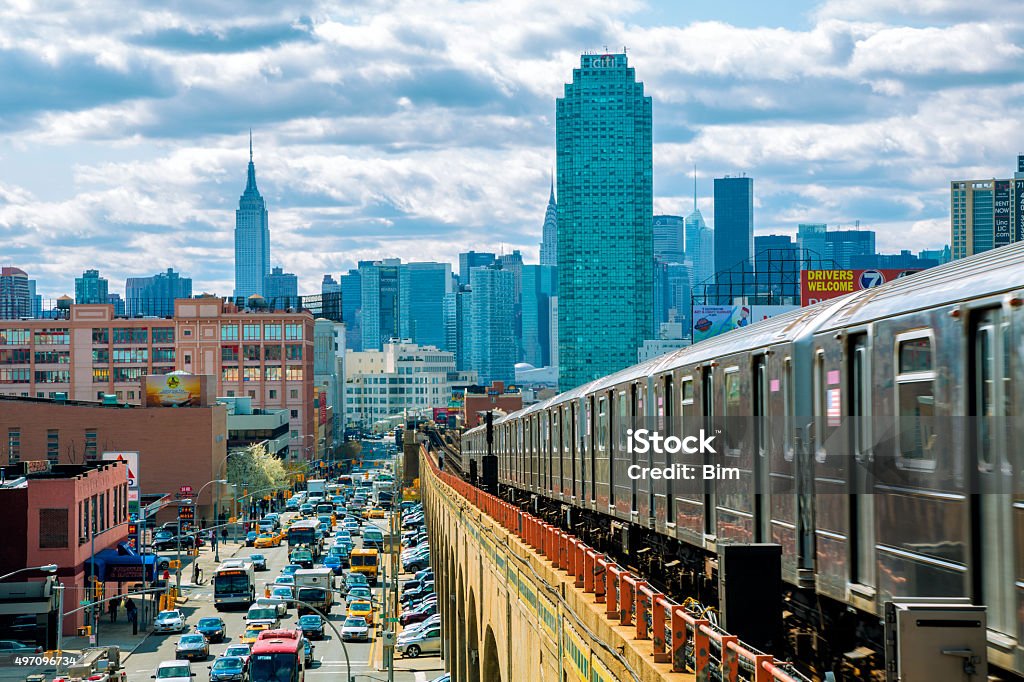Photo libre de droit de Métro Train À Grande Vitesse Sur Piste Surélevée  Dans Le Queens À New York banque d'images et plus d'images libres de droit  de Queens - iStock