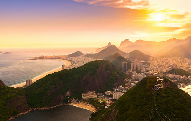 copacabana e botafogo, rio de janeiro. o brasil - rio de janeiro corcovado copacabana beach brazil - fotografias e filmes do acervo