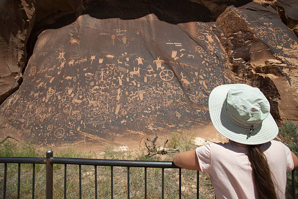 gość podziwia firmę newspaper rock state park petroglyphs utah - ancient pueblo peoples zdjęcia i obrazy z banku zdjęć