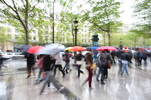 흐릿한 걷기 레인 침울 street - umbrella parasol rain rush hour 뉴스 사진 이미지