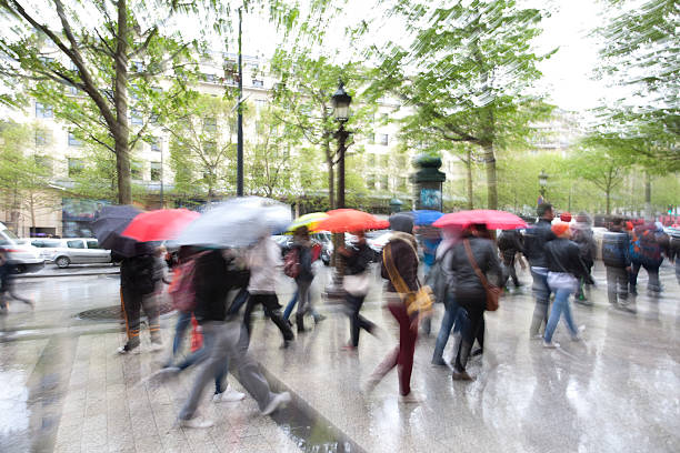 desfocado pessoas caminhando pela rua no chuva - umbrella parasol rain rush hour - fotografias e filmes do acervo