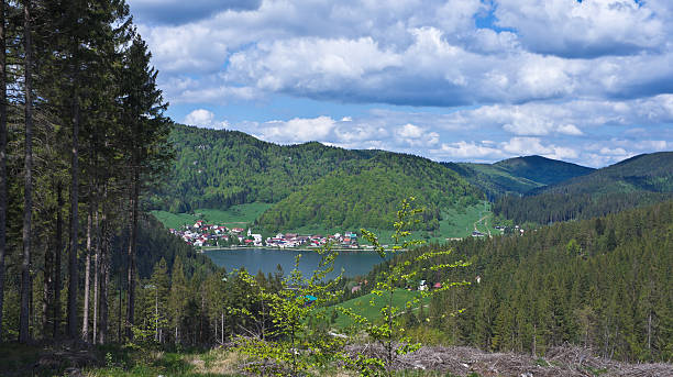 Mountain landscape Village is on the shore of a mountain lake vernal utah stock pictures, royalty-free photos & images