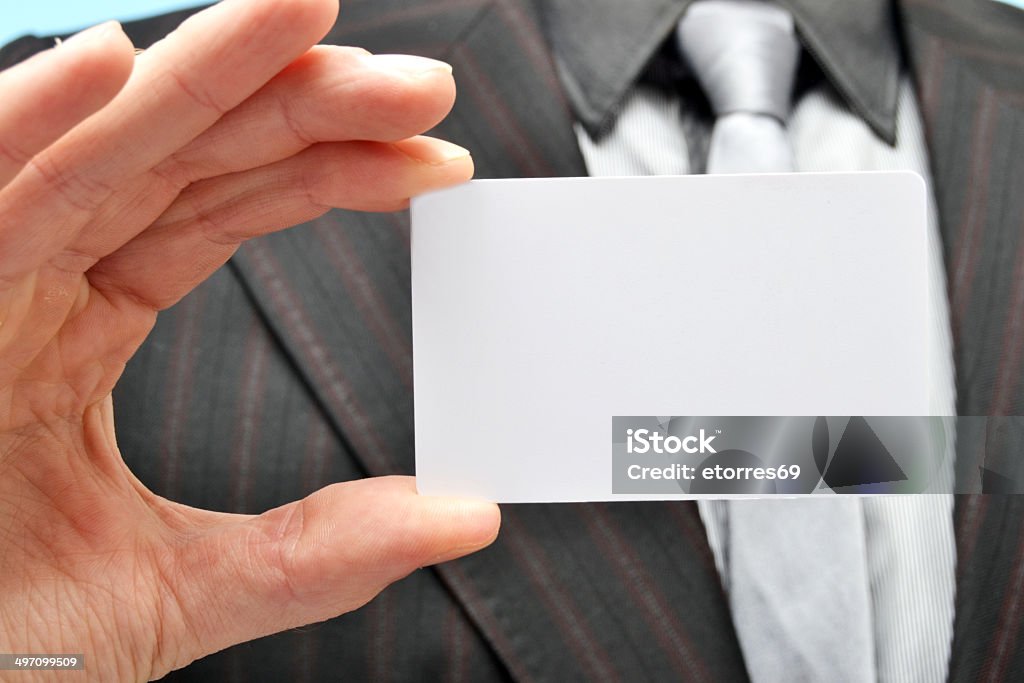 男性、ホワイトのカードを手に - アイデンティティーのロイヤリティフリーストックフォト