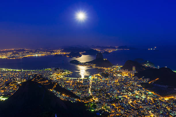 montanha pão de açúcar e botafogo, rio de janeiro - brazil sea nautical vessel urca - fotografias e filmes do acervo