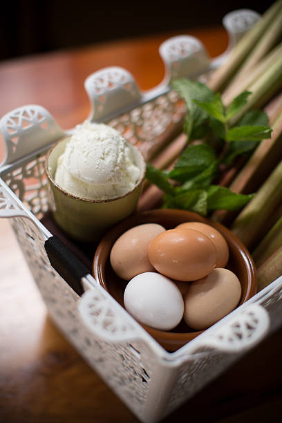 farmer's market cesta de huevos, rhubard y queso de cabra - eggs farm basket dairy farm fotografías e imágenes de stock