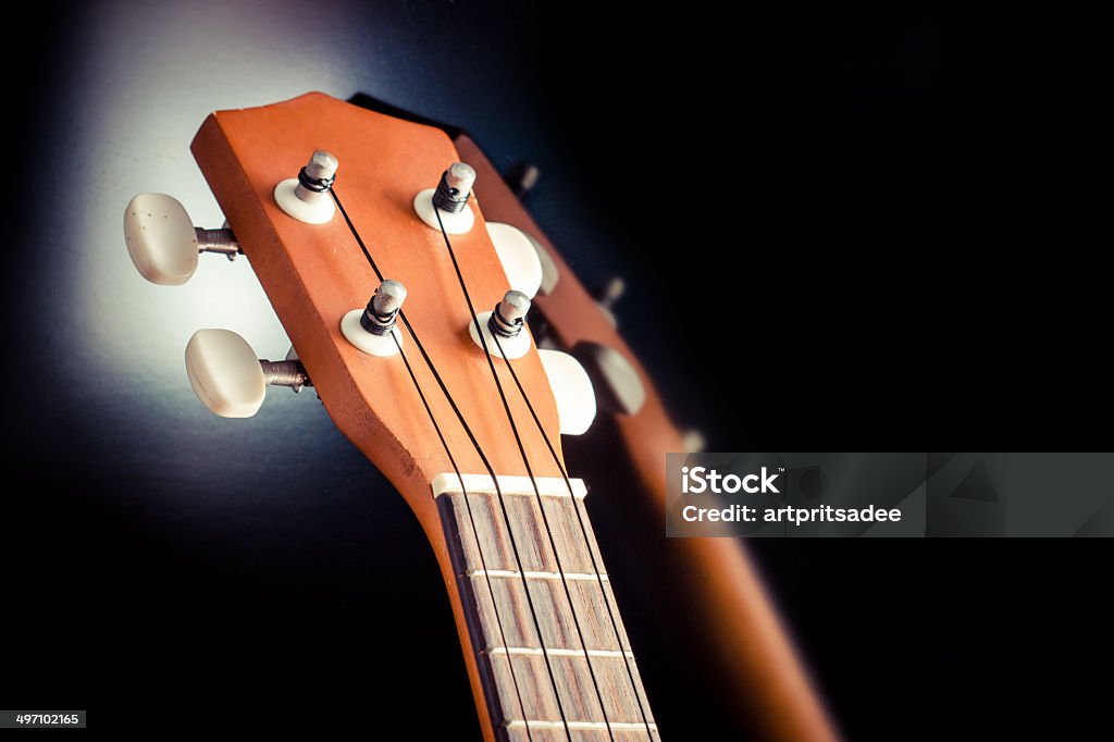 close-up e concentre-se no pescoço ukulele - Foto de stock de Buraco royalty-free