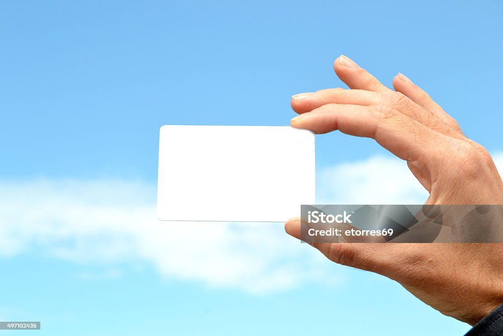 Uomo con una carta di credito in mano bianco - Foto stock royalty-free di Adulto