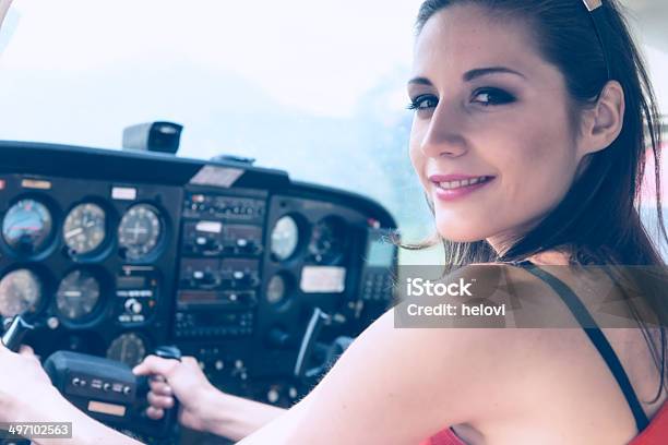 Attraktive Frau Und Flugzeug Stockfoto und mehr Bilder von Cockpit - Cockpit, Innerhalb, Luftfahrtindustrie
