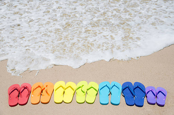 farbe flip-flops am meer - bech stock-fotos und bilder