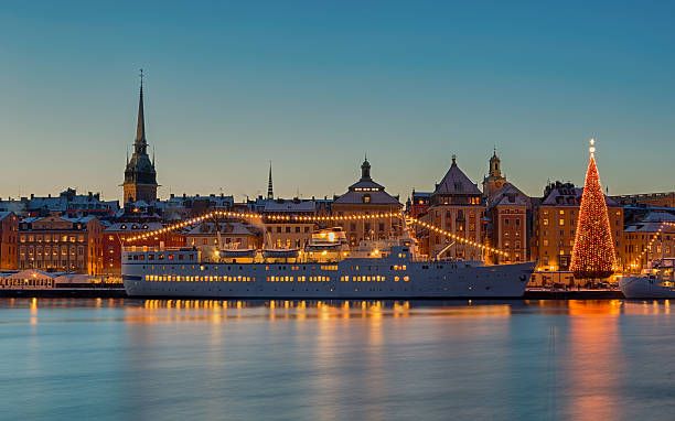 estocolmo de cidade no natal. - stockholm sweden sea winter imagens e fotografias de stock