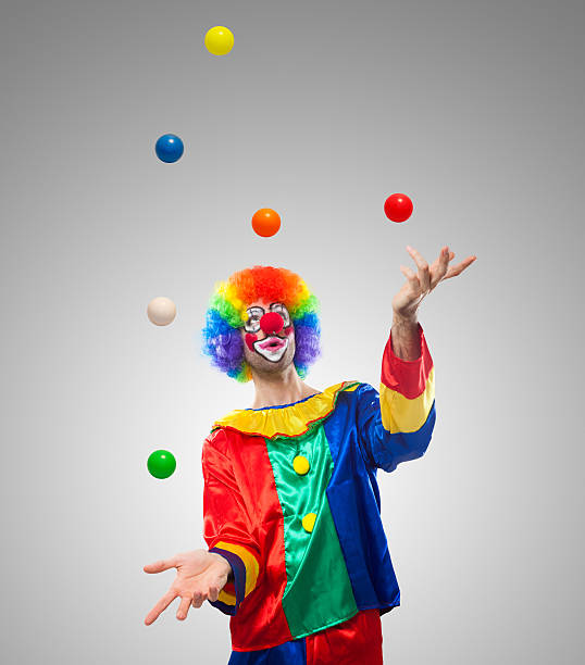 clown jongler avec les balles - clown photos et images de collection