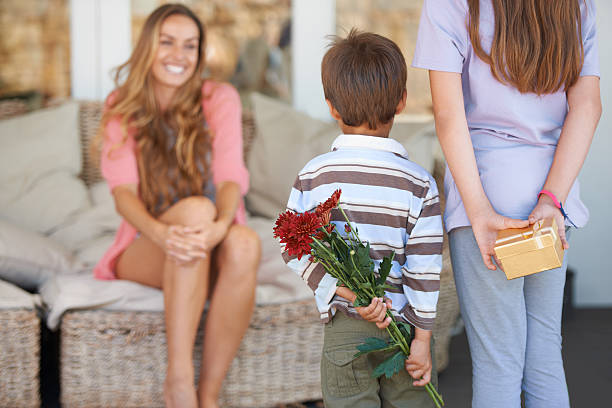 surprises pour maman - mothers day mother single flower family photos et images de collection