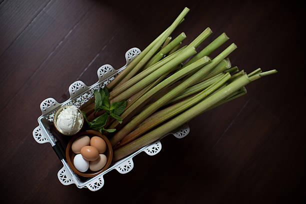 farmer's market cesta de huevos, rhubard y queso de cabra - eggs farm basket dairy farm fotografías e imágenes de stock