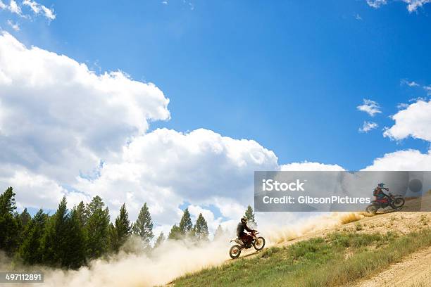 Piloti Di Motocross - Fotografie stock e altre immagini di In salita - In salita, Motocicletta, Montare