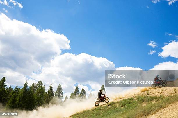 Motocross Riders - Fotografias de stock e mais imagens de Colina acima - Colina acima, Motorizada, Montar