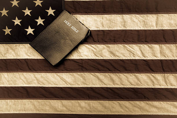 bandiera americana e bibbia - bible american flag flag old fashioned foto e immagini stock