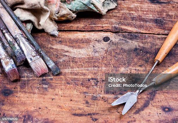 Pinsel Auf Holztisch Stockfoto und mehr Bilder von Künstleratelier - Künstleratelier, Farbpalette, Pinsel