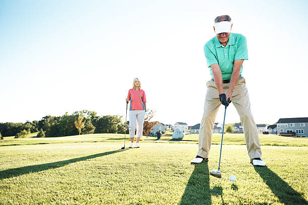 adressing la pelota correctamente hace una diferencia - retirement golfer happiness relaxation fotografías e imágenes de stock