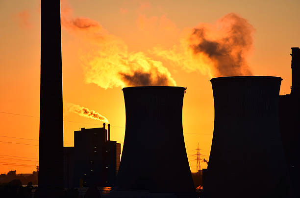 силуэт plant дымчатый загрязнение воздуха - climate change coal power station стоковые фото и изображения