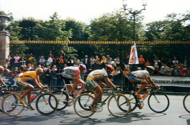 tour de france en 1998, marco pantani champion sur les champs-élysées - tour de france photos et images de collection