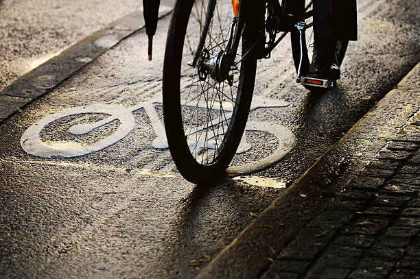 bicicleta lane, wet asfalto e bicicleta - bicycle sign symbol bicycle lane - fotografias e filmes do acervo