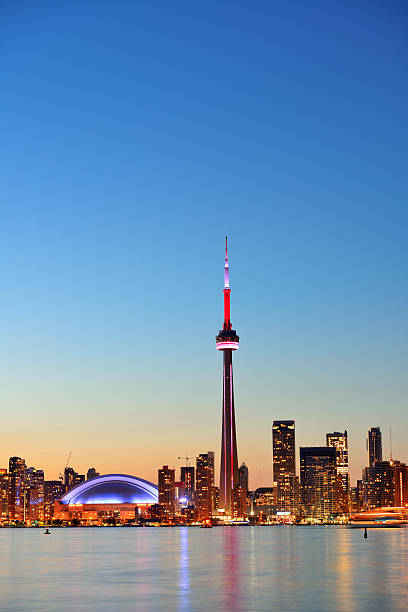 торонто skyline - toronto skyline cn tower night стоковые фото и изображения