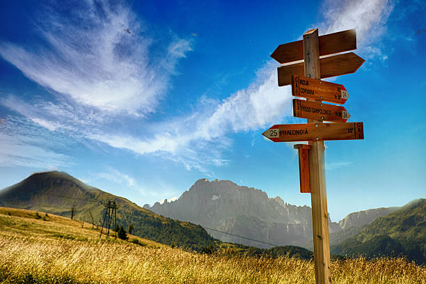 las sendas de montaña - corvara fotografías e imágenes de stock