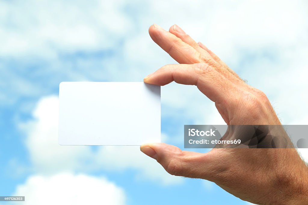 Uomo con una carta di credito in mano bianco - Foto stock royalty-free di Adulto