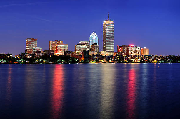 urbana de la ciudad rascacielos de boston - boston skyline charles river blue fotografías e imágenes de stock