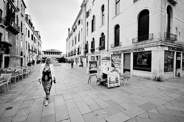 elegante mujer en venecia - rule of third fotografías e imágenes de stock