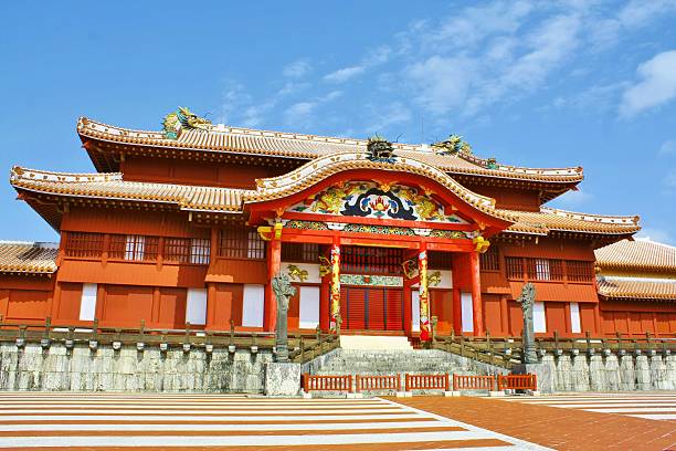 castillo de shuri de okinawa - shuri castle fotografías e imágenes de stock