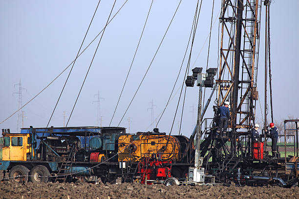 石油員の油田 - oil industry oil construction platform oil field ストックフォトと画像