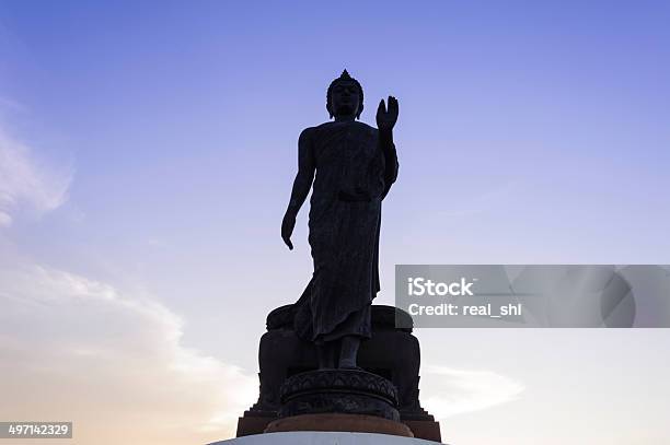 Alte Lord Buddhastatue Stockfoto und mehr Bilder von Amphoe Phutthamonthon - Amphoe Phutthamonthon, Architektonische Säule, Architektur