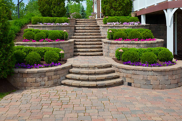 perfekte schöne landschaft, treppen mit überdachtem sträucher und blumenbeeten - brickwork stock-fotos und bilder