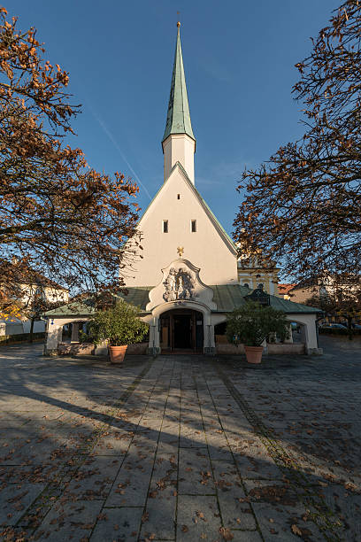 Chapel of Grace (Gnadenkapelle) Altoetting. Altoetting is the town in the Upper Bavarian district Altoetting. It is located 90 km east of Munich. She is nationally known as a place of pilgrimage every year, with over one million visitors.