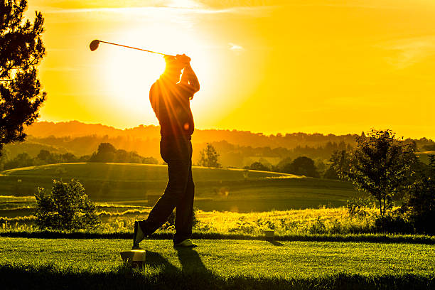 golfe no pôr do sol - tee box imagens e fotografias de stock