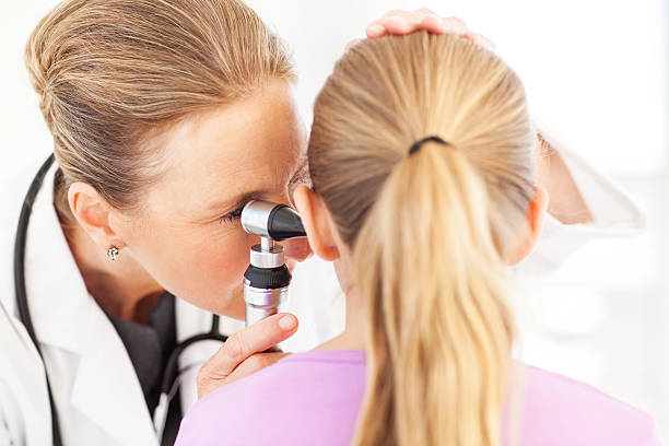 médico análise da menina orelha com o otoscópio - young ears imagens e fotografias de stock