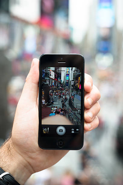 machen sie ein foto am times square - digital tablet travel destinations new york state times square stock-fotos und bilder