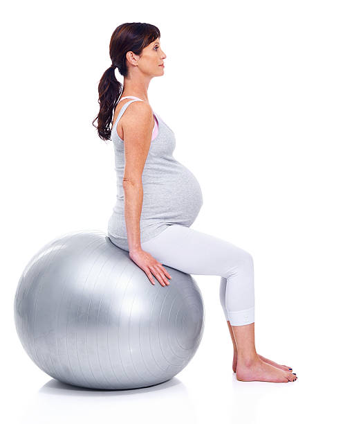занятий правильная осанка для беременности - human pregnancy prenatal care relaxation exercise ball стоковые фото и изображения