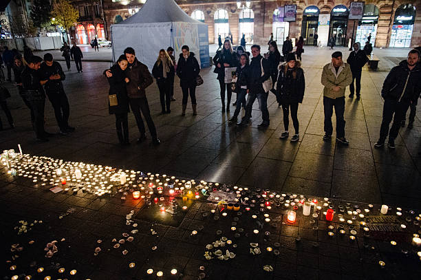 tributos establecen de parís después de los ataques de parís ataques - muslim terrorist fotografías e imágenes de stock