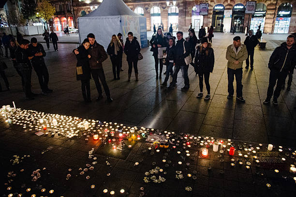 tributes vengono esposte dopo gli attentati perpetrati parigi parigi - muslim terrorist foto e immagini stock