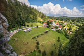 landschaftsblick-von-der-burg-von-predjama-fenster.jpg?b=1&s=170x170&k=20&c=sGKPhfsd1IA2h2OxUhmfrO5fV8I3imJZ6xh7e5bQbKA=