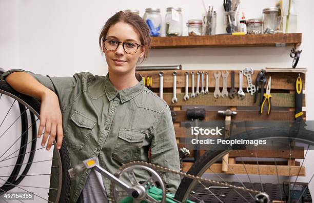 Photo libre de droit de Beauté Au Travail banque d'images et plus d'images libres de droit de Vélo - Vélo, Apprenti, Réparateurs et réparatrices