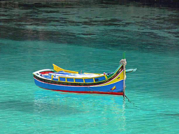 colorato maltese fisherman's boat "iuzzu'in acqua cristallina - beach rope nautical vessel harbor foto e immagini stock
