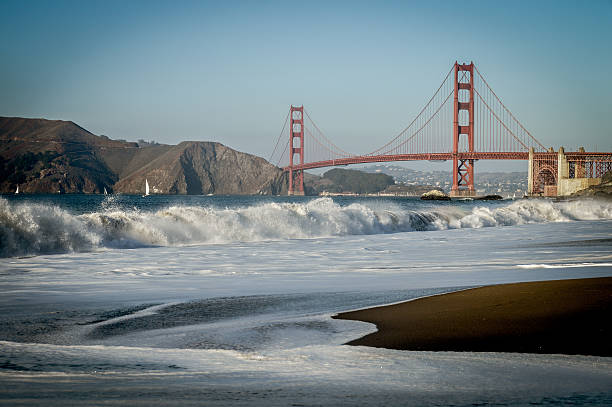 мост золотые ворота от пляжа бейкер в сан-франциско, штат калифорния - marin tower стоковые фото и изображения