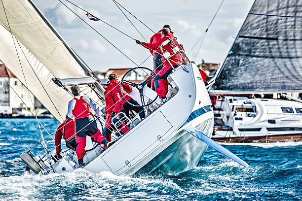 squadra di vela su barca a vela durante la regata - sailing sailboat regatta teamwork foto e immagini stock